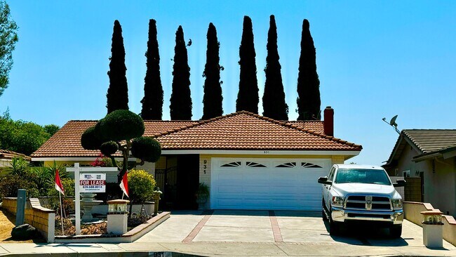 Building Photo - Spacious Home overlooking Daimond Bar hills