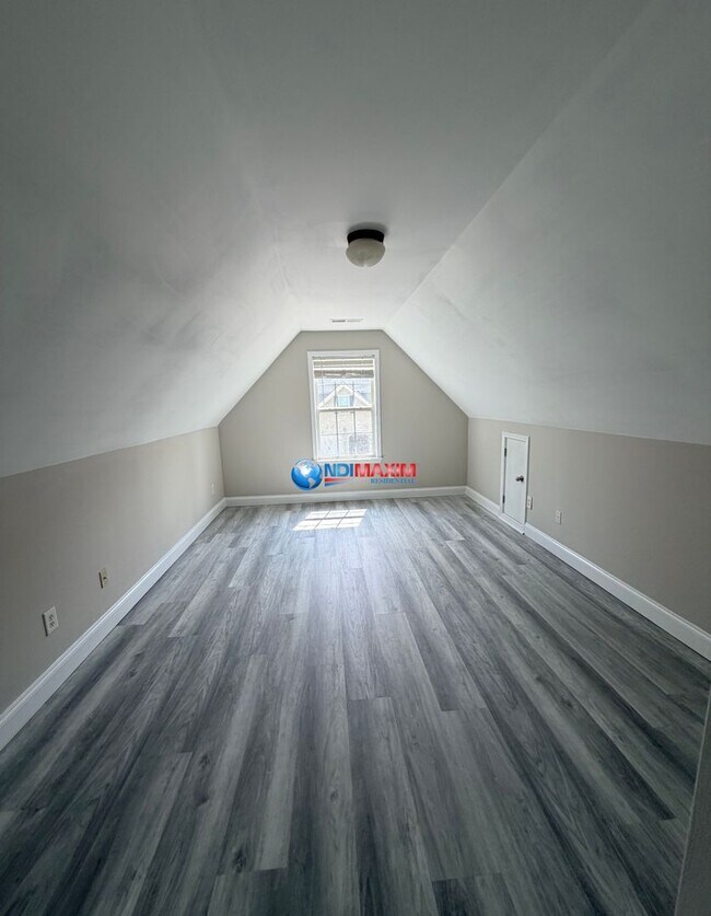 Building Photo - Spacious 4-bedroom house with fenced, FENCED backyard, Master on Main. Plus BONUS Room