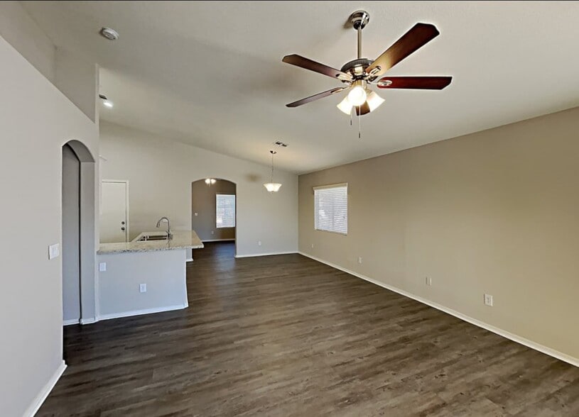 Building Photo - 650 Laura Dr