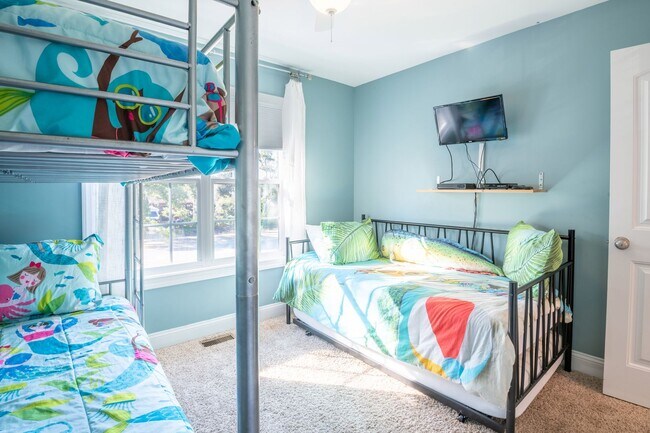 Building Photo - FURNISHED OFF-SEASON MONTHLY RENTAL