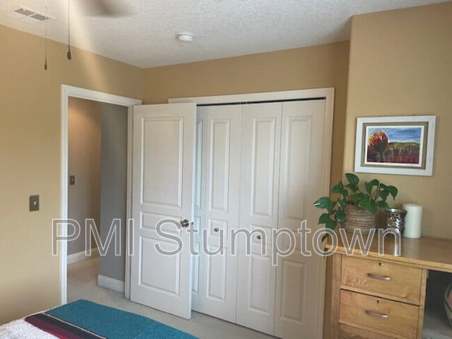 Building Photo - 20598 NE Shore View Dr