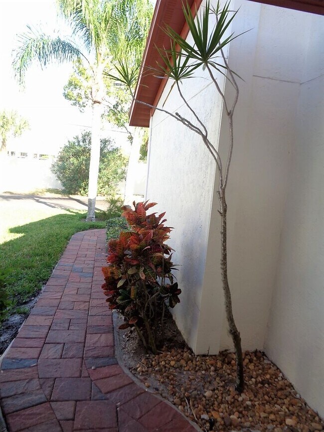 Building Photo - NEW PRICE! Close to beautiful Nokomis Beach and Casey Key