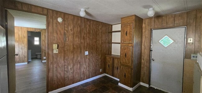 Building Photo - 854 Queenswood St