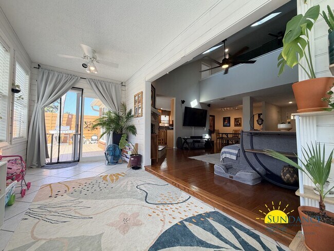 Building Photo - Stunning 5 Bedroom Home in Mary Esther with Beach Access, Pool and Solar Panels!