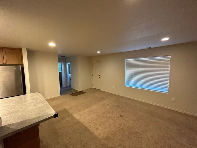 Building Photo - AUG750-800