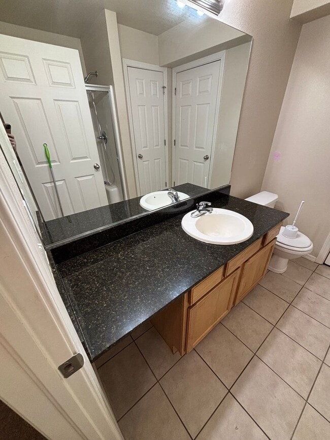 Building Photo - 4 Bedroom, 2.5 Bath Townhome in Greeley