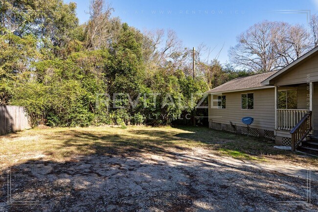 Building Photo - 1746 Cody Rd N