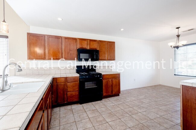 Building Photo - 3 Bedroom/2 Bath with Pool in the Southwest - $2295 Per Month!