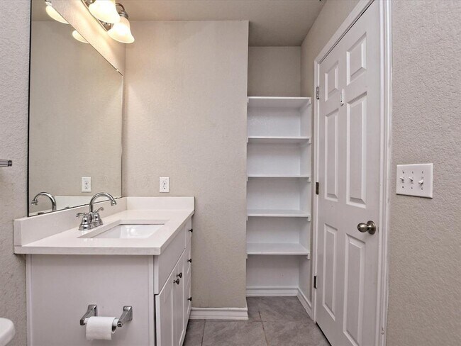 Building Photo - 128 Flexus Ln