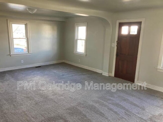 Building Photo - 906 1/2 Race Dr