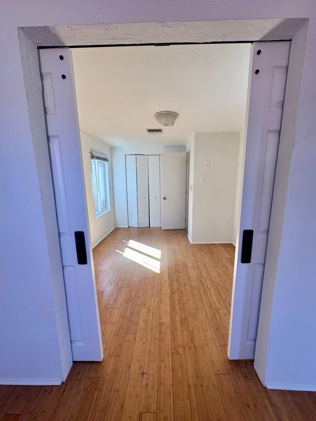 Building Photo - FOR RENT