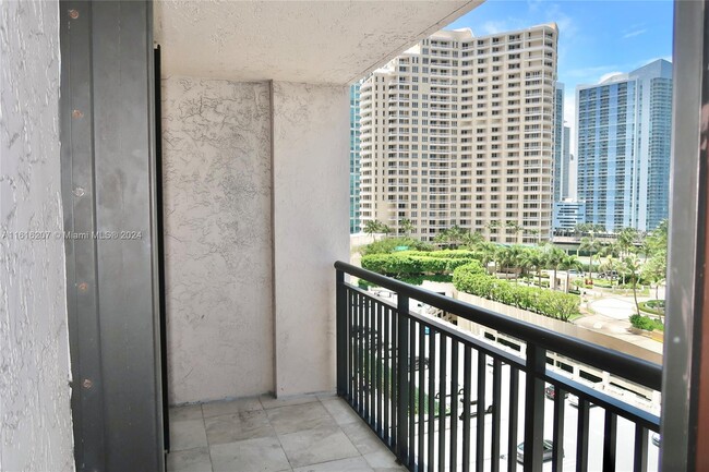 Building Photo - 540 Brickell Key Dr