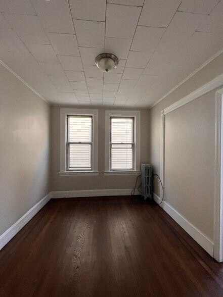 Building Photo - 76 Pearsall Ave