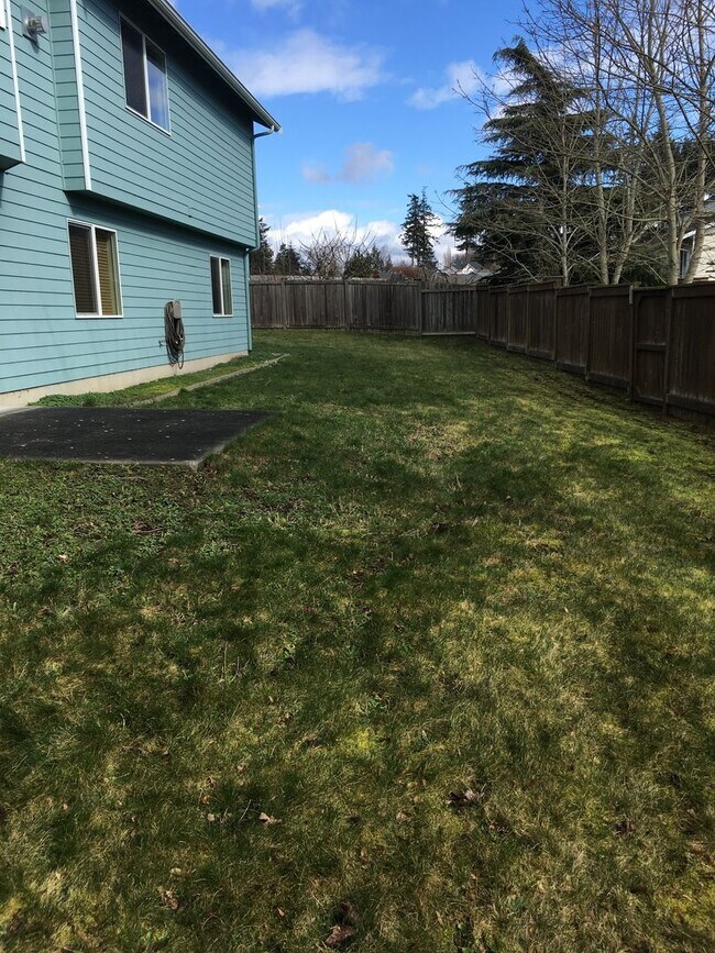 Building Photo - ***PENDING APPLICATIONS***Large 4 bedroom house that is Pet Friendly!