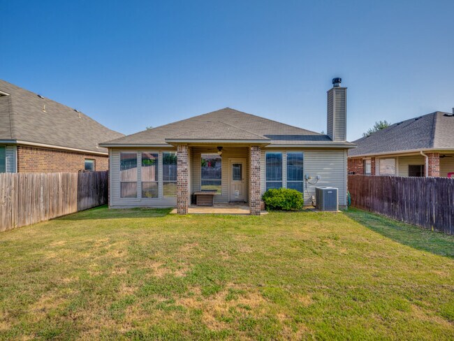 Building Photo - 3213 Hornbeam St