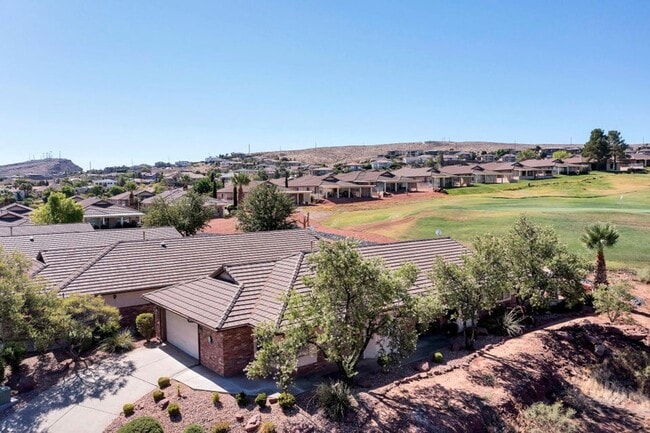 Building Photo - 3 Bedroom Home + an office on Southgate Golf Course.