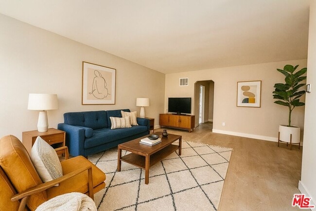 Primary Photo - 925 S Holt Ave