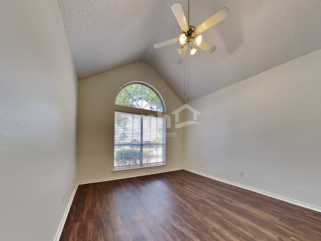 Building Photo - 1008 Kenbob Cir