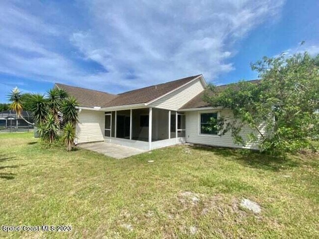 Building Photo - 3662 Heron Dr