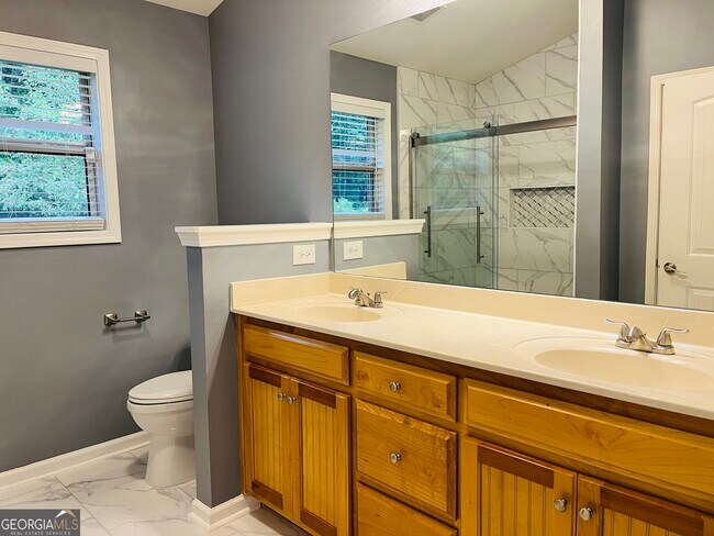 Building Photo - 5750 Crest Hill Dr NE