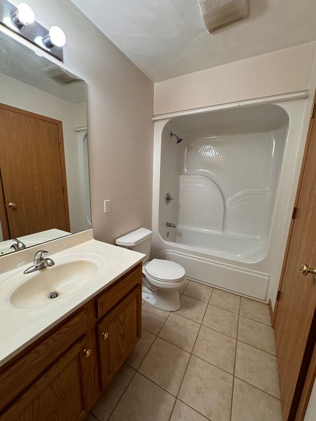 Building Photo - Large 3 Bedroom 2.5 Bathroom Townhouse in Burrell School District - Next to Hillcrest Country Club