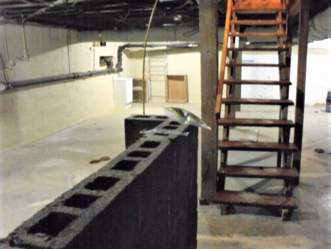 Building Photo - THIS COULD BE YOUR NEW HOME, BUSINESS, OR BOTH!