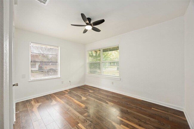 Building Photo - 6043 Lyndhurst Dr