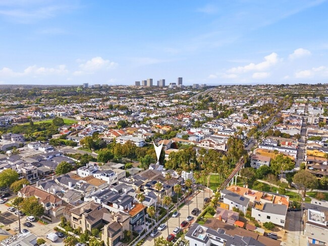 Building Photo - Premier Location in Corona Del Mar for 12-Month Lease