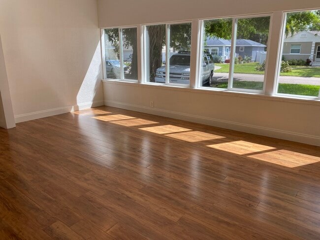 Building Photo - 129 36th Ave NE