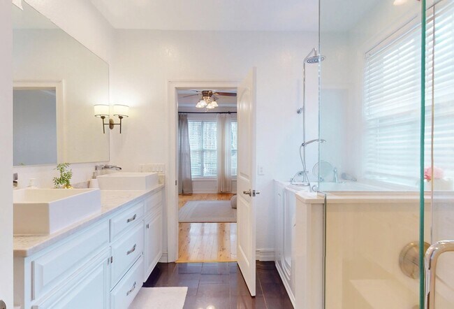 Building Photo - 100 Sweetbriar Lakes Dr