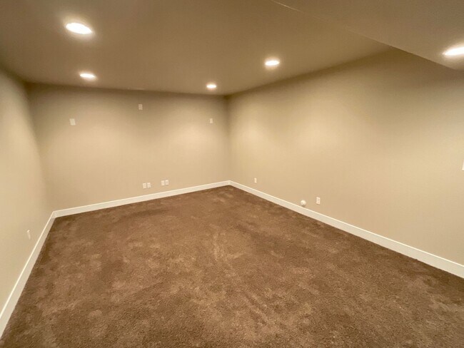 Building Photo - 4 Bedroom Home Available Near Woodmoor Dr ...