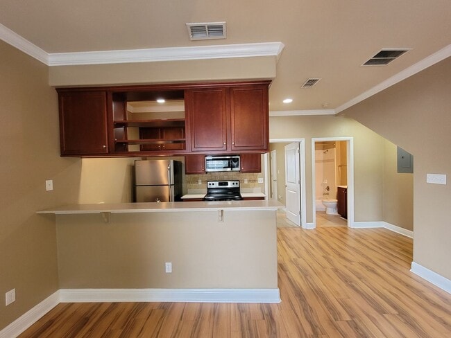 Building Photo - Upscale 3/3 town home in University Green ...