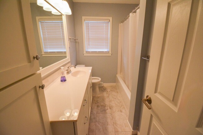 Building Photo - 3 bed 1 bath Available For Rent Near Histo...