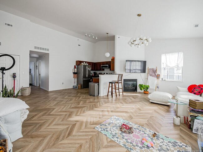 Building Photo - Available now!!Welcome to this charming 2-bedroom, 2-bathroom Condo in Sterling Heights, MI.