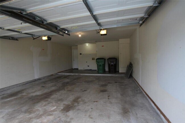 Building Photo - 605 Elder Way