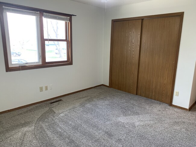 Building Photo - 800 Vassar Cir