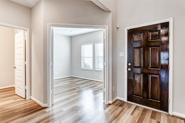 Building Photo - 2165 Woodland Pine Dr