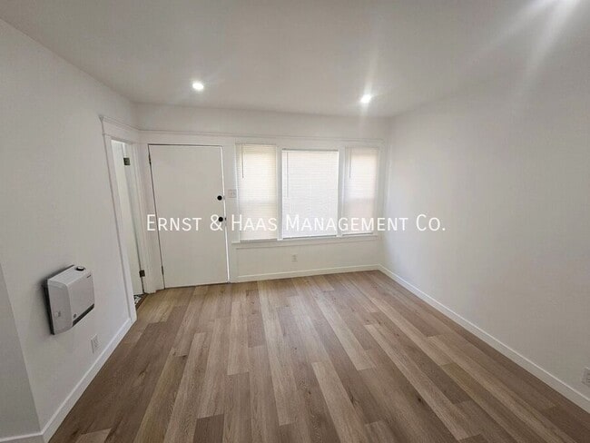 Building Photo - 1306 E Hellman St