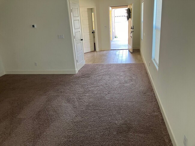 Building Photo - 5 bedroom 3 1/2 bath house in gated commun...