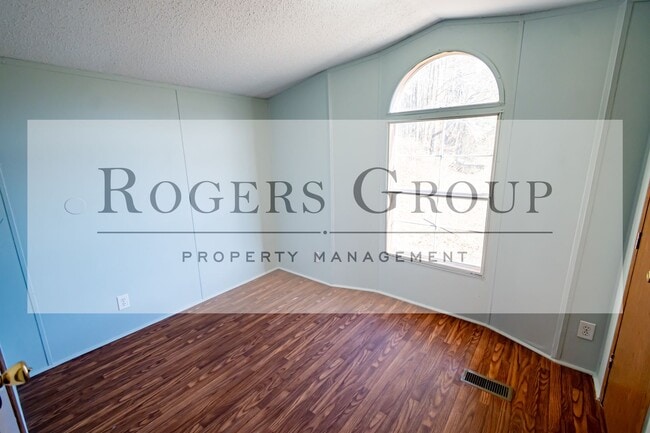 Building Photo - 242 Hidden Lake Ln