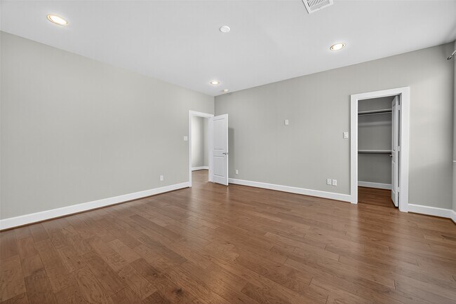 Building Photo - 1624 W 24th St