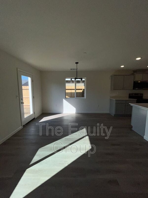 Building Photo - 7039 W Wren Ave