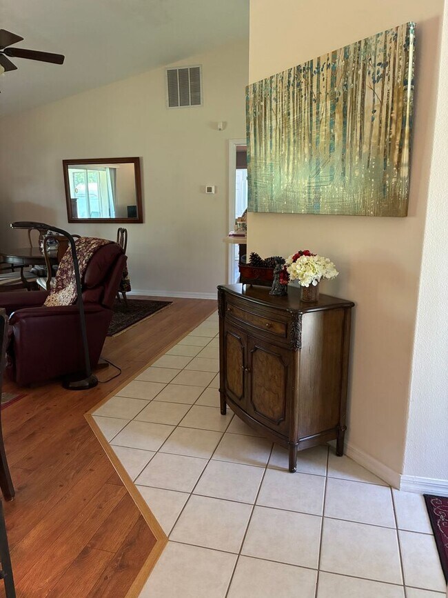 Building Photo - Discover this well-located 3-bedroom, 2-bath home in Palm Coast!