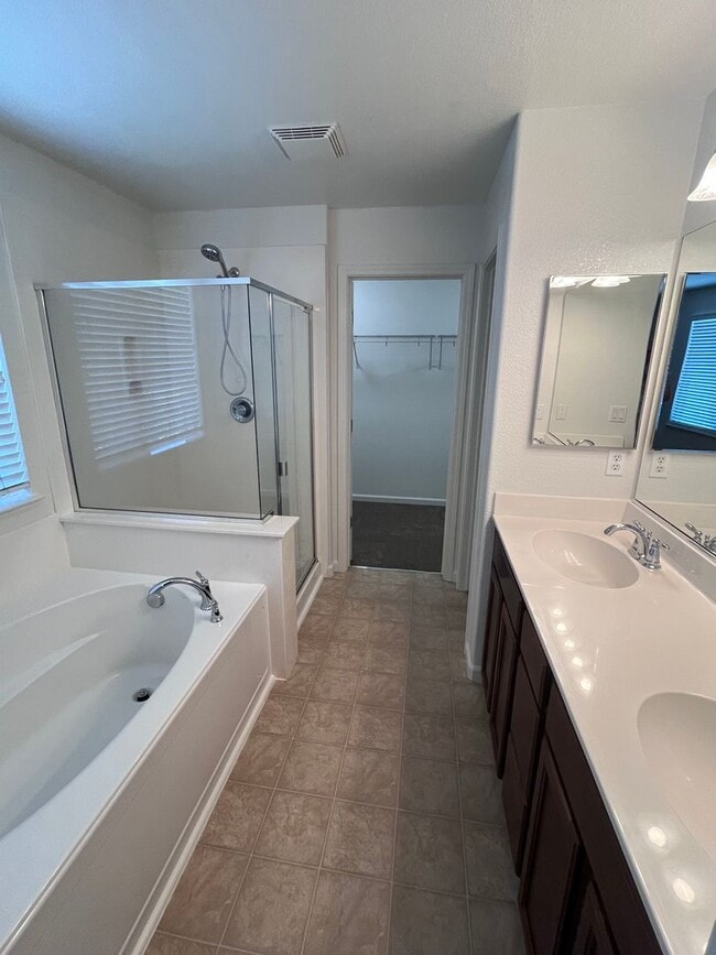 Building Photo - BEAUTIFUL UPDATED HOME IN WEST ROSEVILLE!!