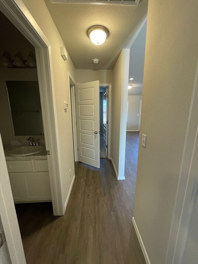 Building Photo - *Pre-leasing* Four Bedroom | Two Bath Home in Bixby