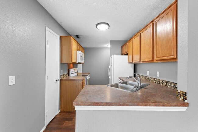 Building Photo - S Erika Ave Duplex