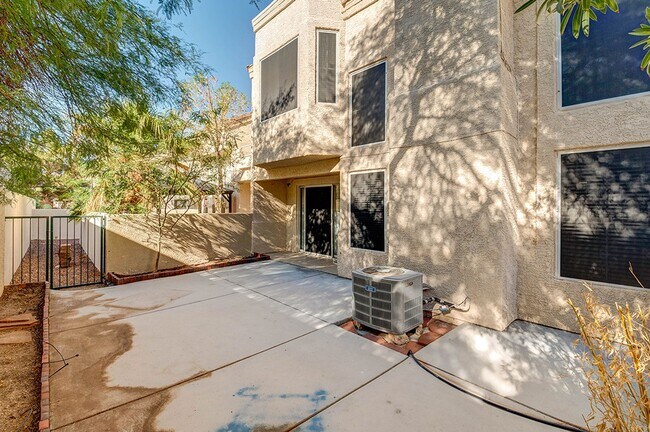 Building Photo - Gorgeous 2 Bedroom home in Desert Shores Racquet Club!