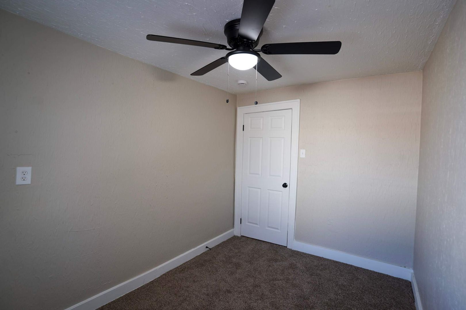 Building Photo - This beautifully updated 5-bedroom, 1-bath single-family home is ready for move-in!