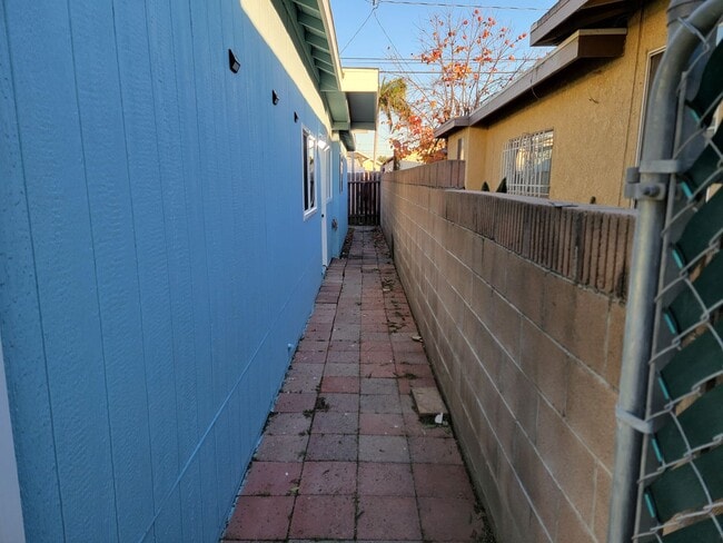 Building Photo - Renovated 3 Bed, 2 Bath 1122 Sqft front un...