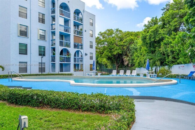 Building Photo - 9460 Fontainebleau Blvd